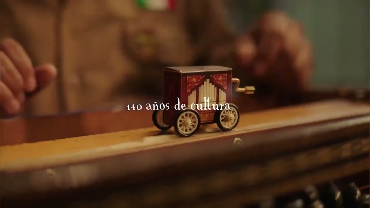 Organillero de la Ciudad de México tocando el jingle de Atún Dolores en la campaña OrganillAd