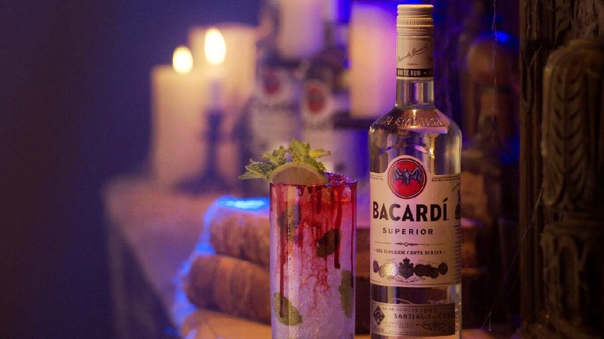Botella edición limitada Bacardí Superior Ghost Bottle con diseño de fantasma que brilla en la oscuridad