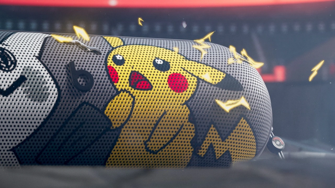 Bocina Beats Pill edición especial en amarillo con Pikachu y Mimikyu en la rejilla y charms de Poké Ball