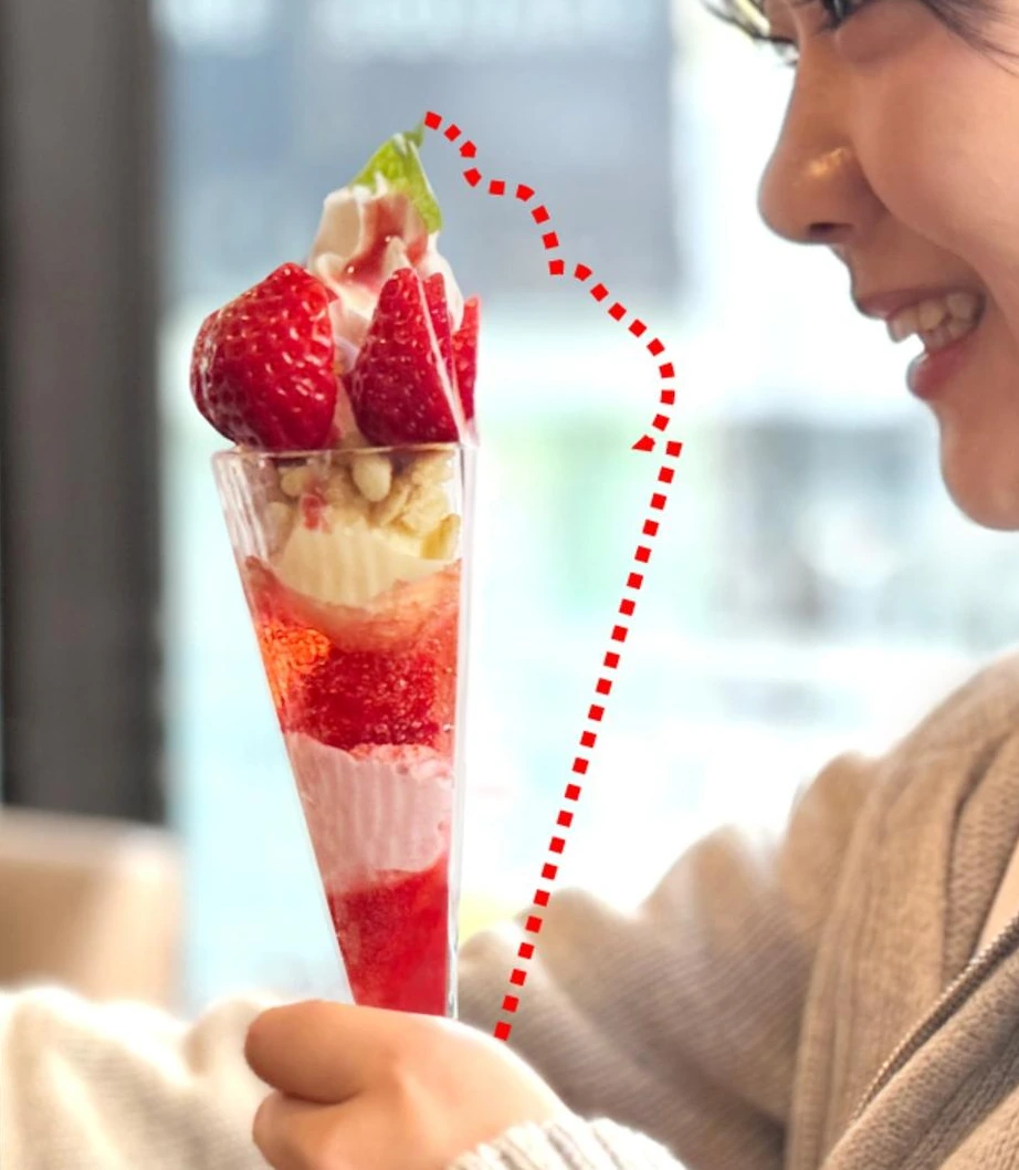 Parfait de uva de Denny's Japón servido en un vaso partido a la mitad que de frente se ve completo