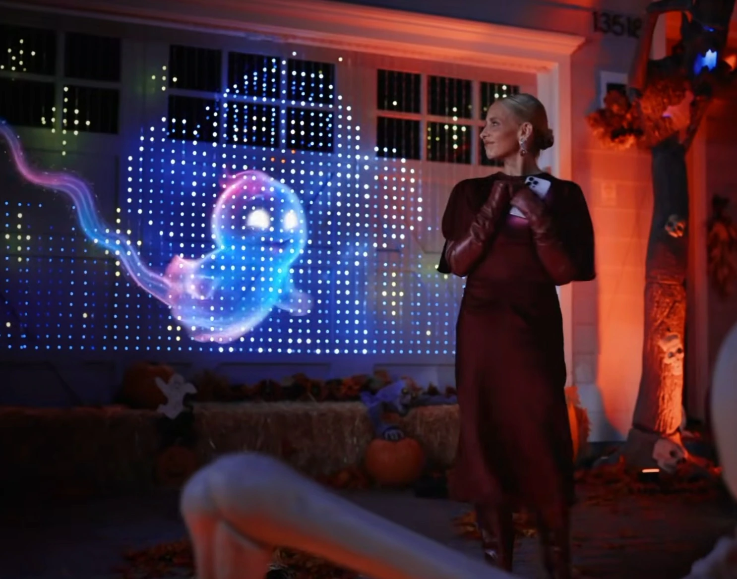 Sarah Michelle Gellar en el comercial de Halloween de Govee con una casa decorada con luces exteriores de colores