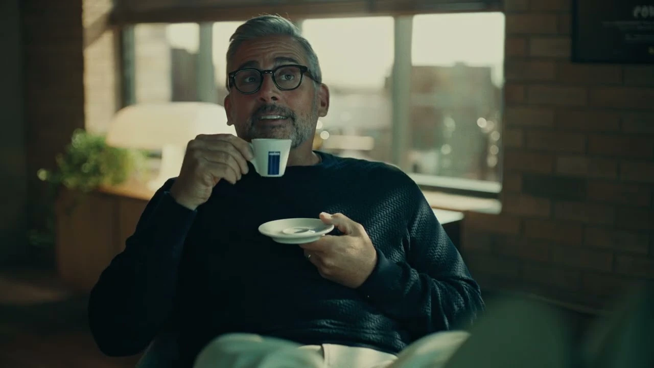 Steve Carell y John Krasinski toman café junto a Luigi, el pequeño robot de Lavazza