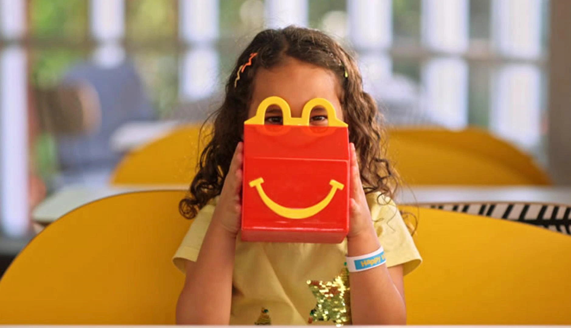 Caja especial de Cajita Feliz de McDonald's Happy View con lentes de prueba para revisar la vista de niños