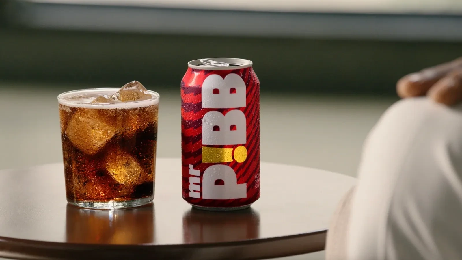 Latas de Mr. Pibb de Coca-Cola, refresco sabor cereza picante, en su campaña con Scottie Pippen