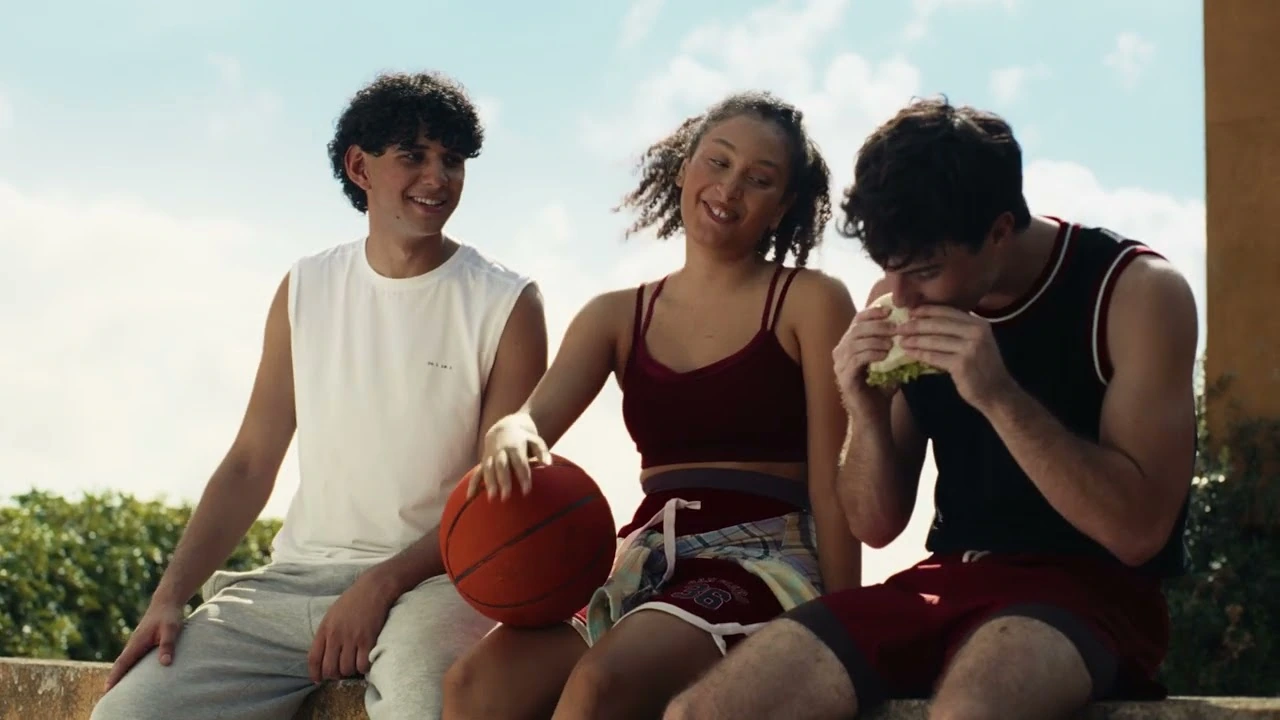 Comercial de Panrico con una familia compartiendo sándwiches de pan de molde en la campaña Lo bueno siempre pasa entre dos cosas buenas