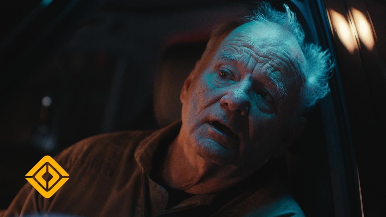 Bill Murray como Peter Venkman junto al Ecto-R1, una camioneta Rivian disfrazada del auto de Cazafantasmas